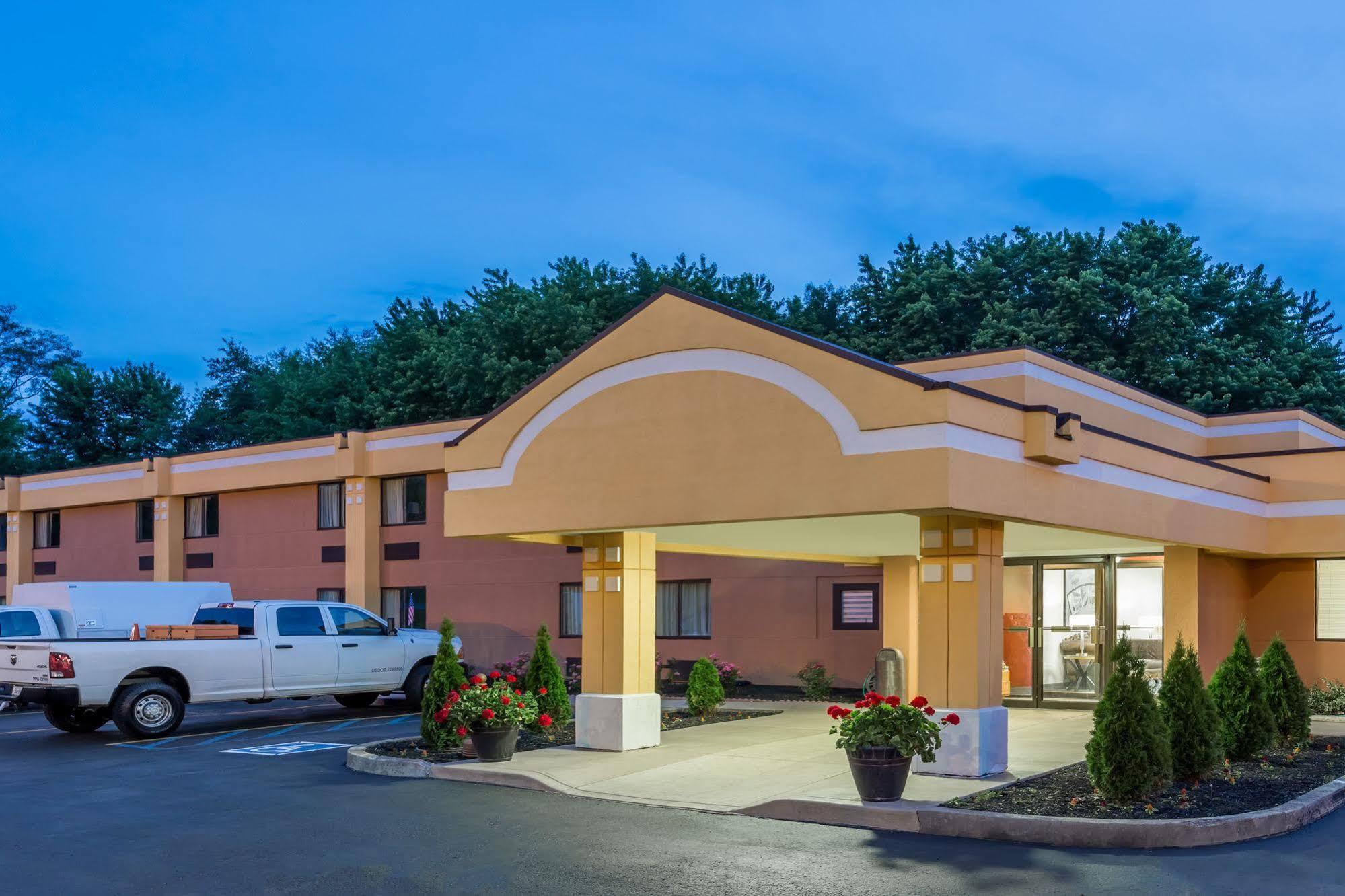 Super 8 By Wyndham Logansport Motell Exteriör bild